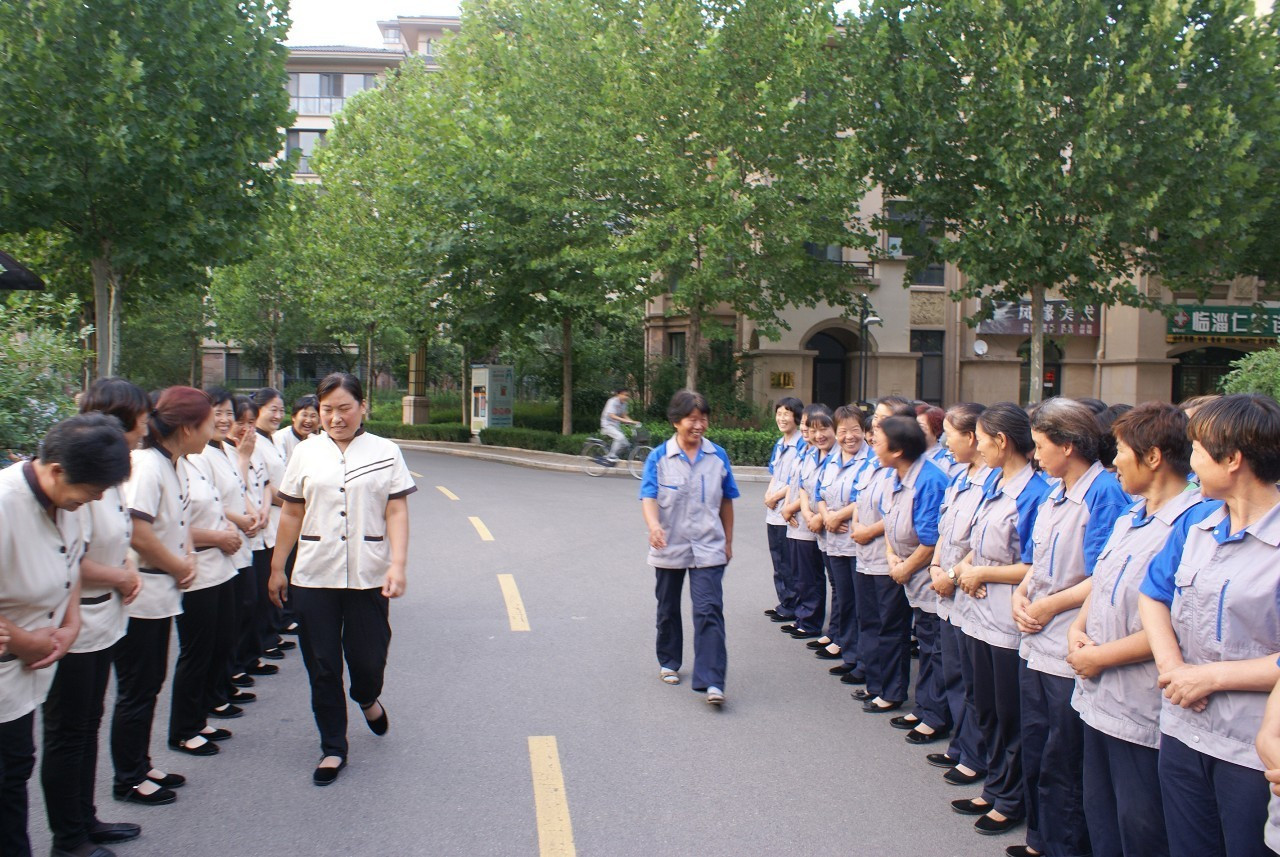 品質(zhì)提升丨金正物業(yè)開展保潔技能、禮儀專題培訓